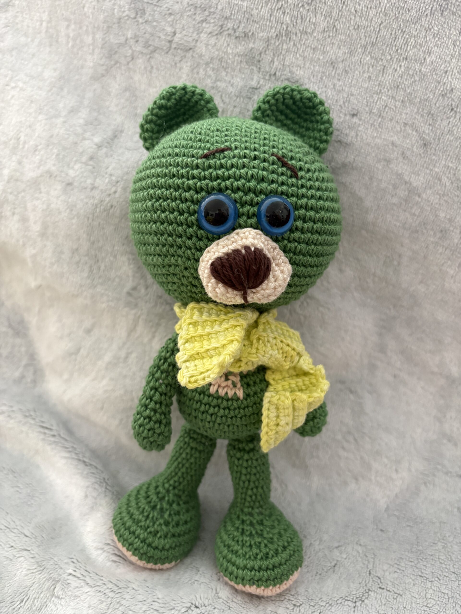 Amigurumi Bär Forest | Grüner Häkelbär mit Schal | Handgemachtes Kuscheltier Unikat