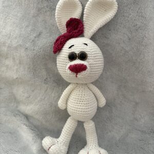 Amigurumi-Häsin Luna 🐰🌸 – handgehäkelt in Weiss mit pinker Schleife. Waschbar bei 30 °C. Jeder Kauf unterstützt Stiftung Theodora & SAZ Burgdorf.