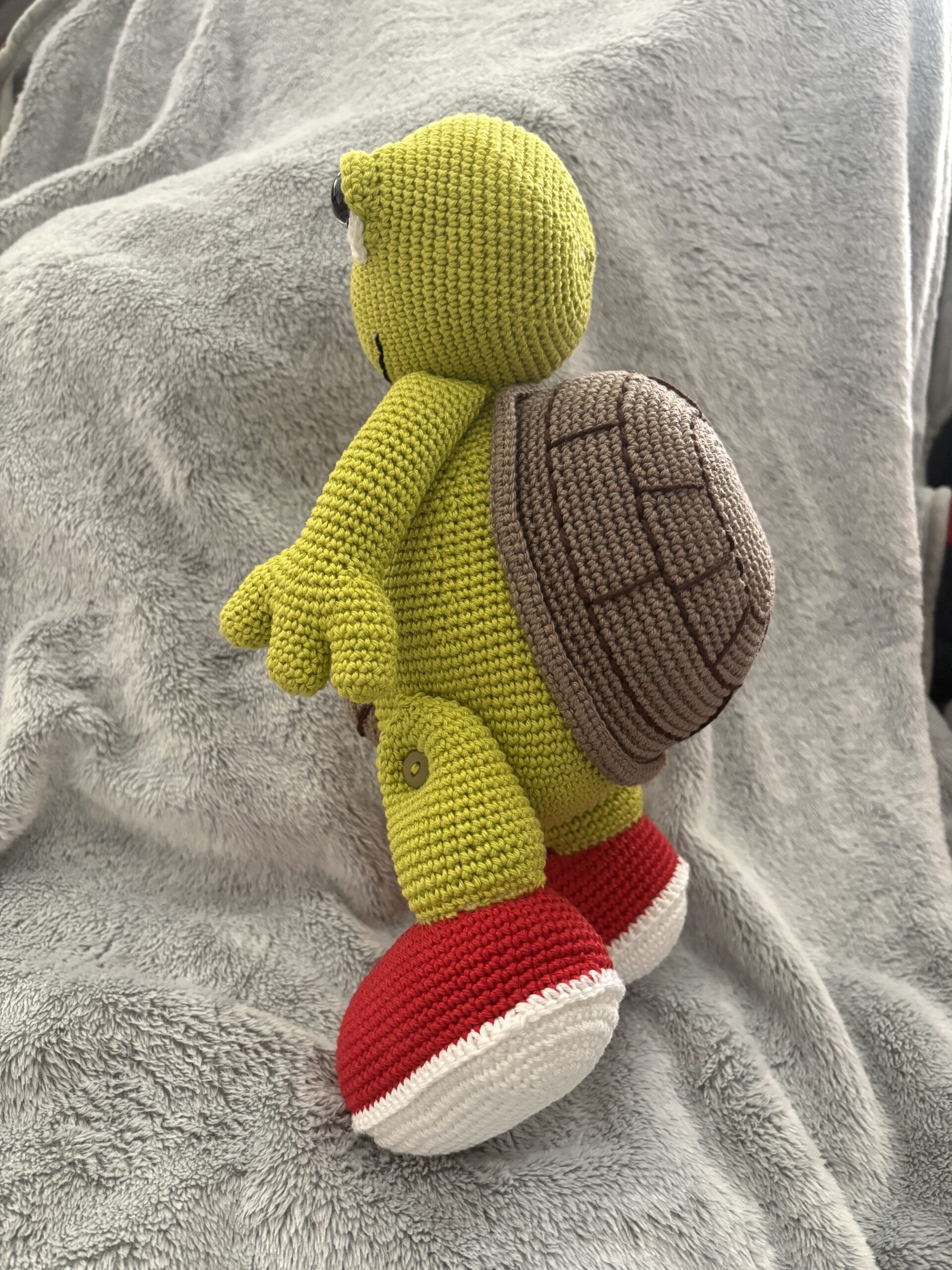 Amigurumi-Schildkröte Rudy 🐢❤️ – handgehäkelt mit roten Schuhen und liebevollen Details. Waschbar bei 30 °C. Jeder Kauf unterstützt Stiftung Theodora & SAZ Burgdorf