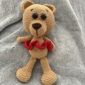 Braunbär mit Röckchen