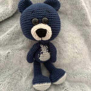 Blauer Amigurumi-Bär